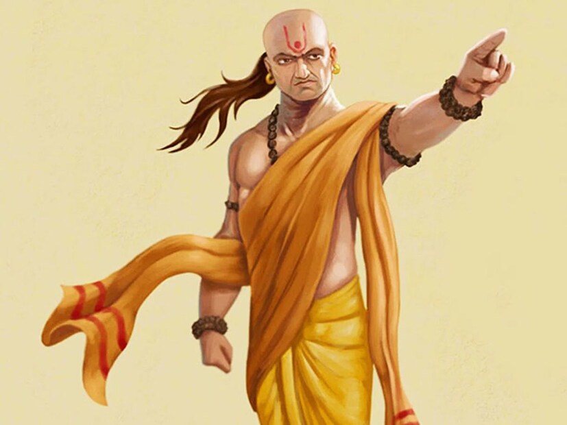 অহেতুক ঋণ গ্রহণ করা উচিত নয়। আচার্য চাণক্য বলেন, ব্যক্তির কখনোই অকারণে কারও কাছ থেকে ঋণ নেওয়া উচিত নয়। কারণ, এই অভ্যাস মানুষকে সর্বদা ঋণের বোঝায় ডুবিয়ে রাখে। এই অভ্যাসের কারণে লোকেরা অর্থ সঞ্চয় করতে পারে না, এবং তারা সারাজীবন ঋণ পরিশোধ করতেই ব্যস্ত থাকে। তাই অর্থের সঠিক ব্যবস্থাপনা করা এবং অহেতুক ঋণ না নেওয়া অত্যন্ত গুরুত্বপূর্ণ।
