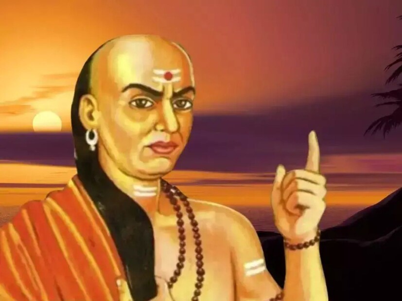 অতিরিক্ত ভোজনের অভ্যাস। আচার্য চাণক্য তাঁর নীতিশাস্ত্রে বলেছেন, যে ব্যক্তি মাত্রাতিরিক্ত ভোজনপ্রিয় হয়, সে সবসময় তার খাবারের বিষয়েই চিন্তিত থাকে এবং এই অভ্যাসই তাকে অর্থের অভাবের দিকে ঠেলে দেয়।