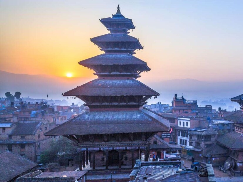নেপালের শেষ রাজা৷ রাজপাটের সাথে সাথে রাজার ক্ষমতাও গেছে৷ তবে এই গত রবিবারেই দীর্ঘ কয়েক দশকের অপেক্ষার শেষে কাঠমাণ্ডুর ‘রাজপথে’ পা রেখেছেন তিনি৷ আর তিনি কাঠমাণ্ডুতে আসার সঙ্গে সঙ্গেই নেপাল ‘প্রজা’দের একাংশ রব তুলেছেন, “আমরা আমাদের রাজাকে ফিরিয়ে আনতে চাই৷”