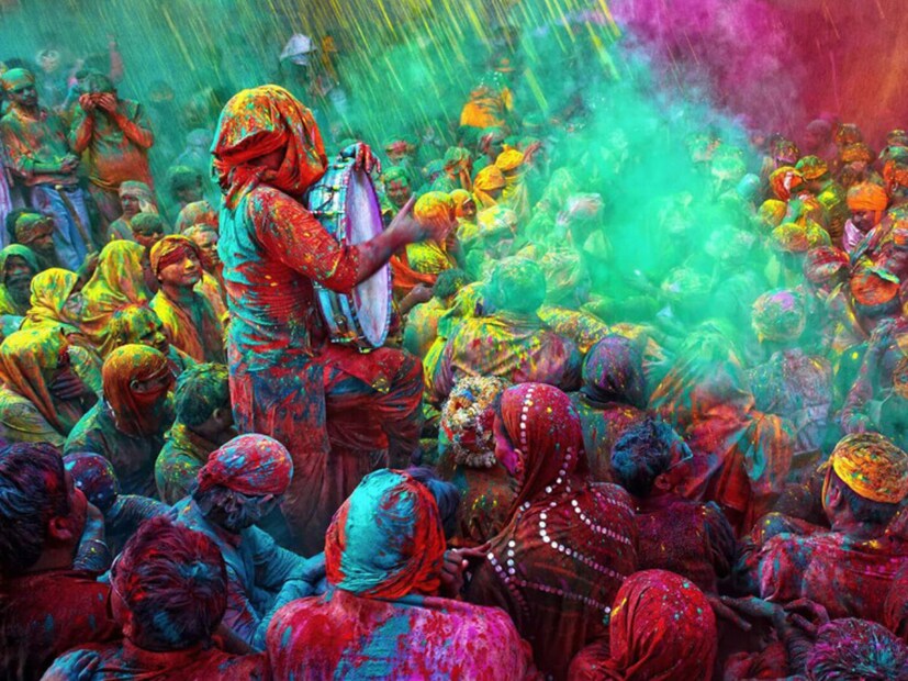 যদি আপনার মোবাইল ফোন ভিজে যায়, তাহলে সঙ্গে সঙ্গে এটি বন্ধ করে দিন, সিম কার্ড ও মেমোরি কার্ড (যদি থাকে) বের করে নিন এবং ফোনটি হালকাভাবে ঝাঁকিয়ে অতিরিক্ত জল বের করার চেষ্টা করুন। এরপর, ফোনটিকে সম্পূর্ণভাবে শুকিয়ে নিন এবং অবশ্যই চার্জিং পোর্ট নীচের দিকে রেখে রাখুন।