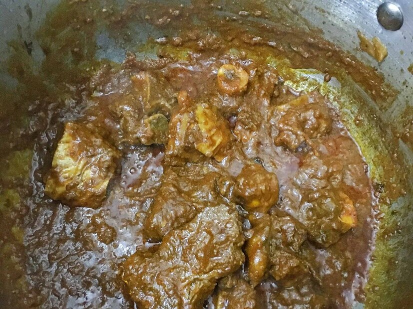 পেঁয়াজ আসতে আসতে নরম হতে শুরু করলে তাতে দিয়ে দিতে হবে আগে থেকে ভাল করে ধুয়ে রাখা মাটন৷ তারপর মাটনে যতক্ষণ না পর্যন্ত সাদাটে ভাব আসছে, ততক্ষণ তা ভাল করে ভাজতে হবে৷