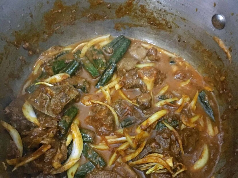 এরপর একে একে প্রেশার কুকারে দিতে হবে দেড় চা চামচ আদা-রসুন বাটা, কুঁচিয়ে রাখা টোম্যাটো৷ তারপর নাড়তে নাড়তেই তাতে দিতে থাকুন হলুদ গুঁড়ো, কাশ্মীরি লঙ্কা গুঁড়ো, ধনে গুঁড়ো এবং সর্বোপরি জিরে গুঁড়ো৷ 