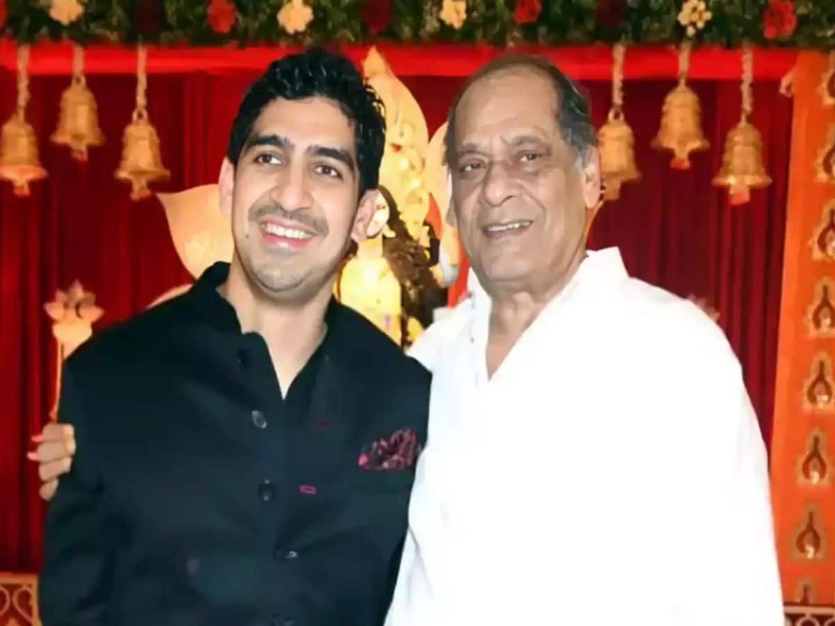 বাবা দেব মুখার্জির সঙ্গে পরিচালক আয়ান মুখার্জি{