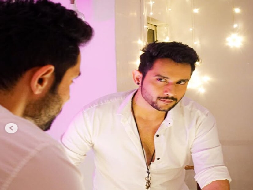 ২০২২ সালের অগস্ট মাসে সাত পাকে বাঁধা পড়েন অভিষেক। বহু দিন পর সমাজমাধ্যমে জীবনসঙ্গীর সঙ্গে বিয়ের ছবি পোস্ট করে সে কথা জানান তিনি। বর্তমানে ছোট পর্দায় অভিনয়ের পাশাপাশি মডেলিংও করেন অভিষেক। সমাজমাধ্যমেও সক্রিয় থাকেন তিনি। ইতিমধ্যে ইনস্টাগ্রামের পাতায় এক লক্ষের বেশি অনুরাগী রয়েছে তাঁর।