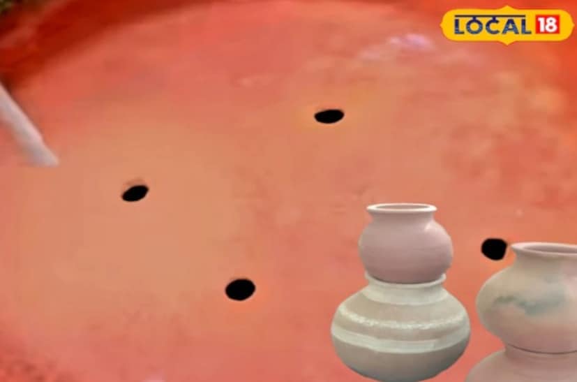 এই দেশীয় কৌশলে, একটি মাটির পাত্র নেওয়া হয়, যার নীচে ছোট ছোট গর্ত করা হয়। পাত্রটি জল দিয়ে পূর্ণ করে কুলারে রাখা হয়।