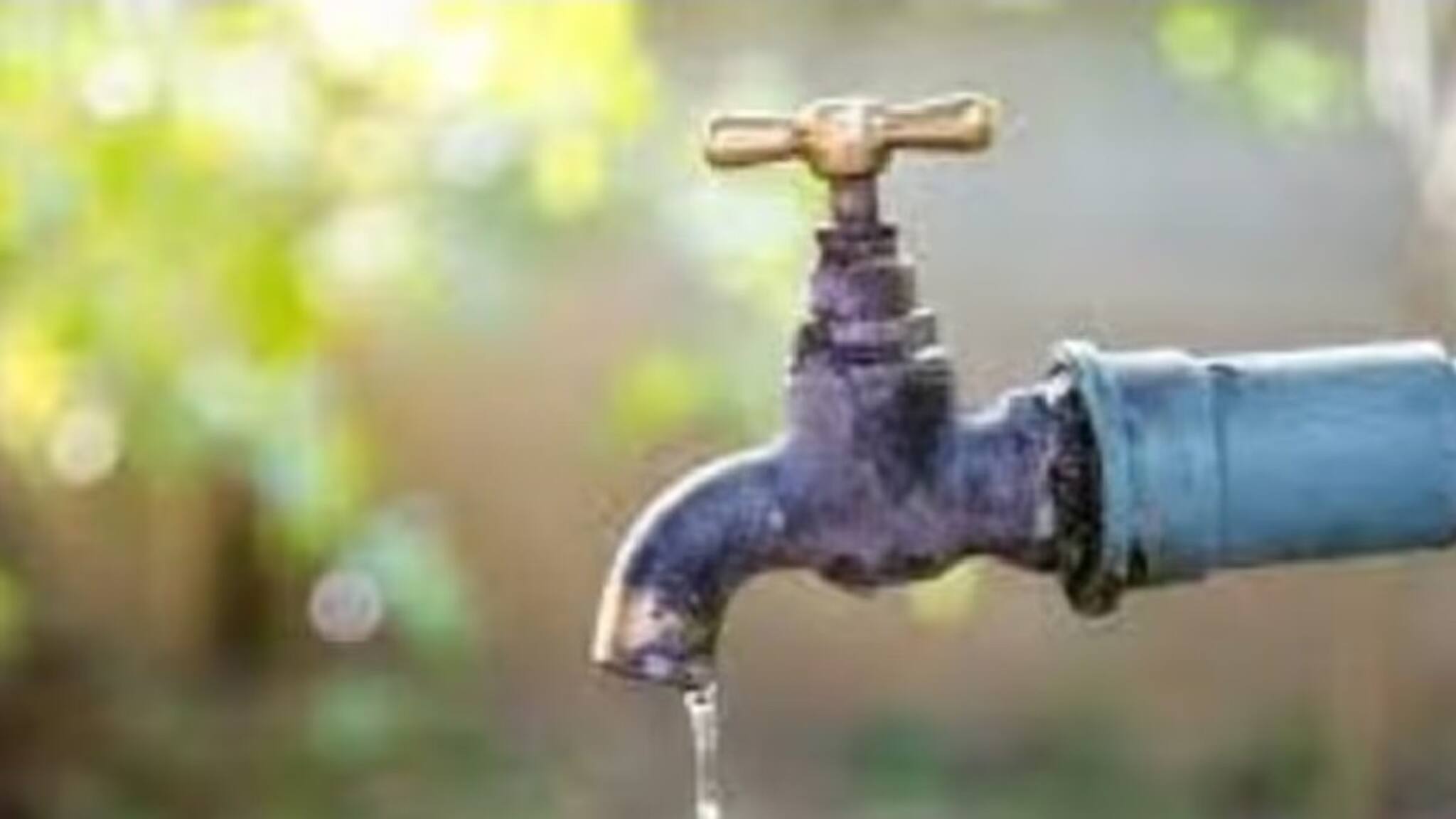 জলই জীবন, আর এই গরমে সেই জলের কল খুললেই ভকভক করে বেরিয়ে আসছে ...আতঙ্কিত এলাকাবাসী কী করবে