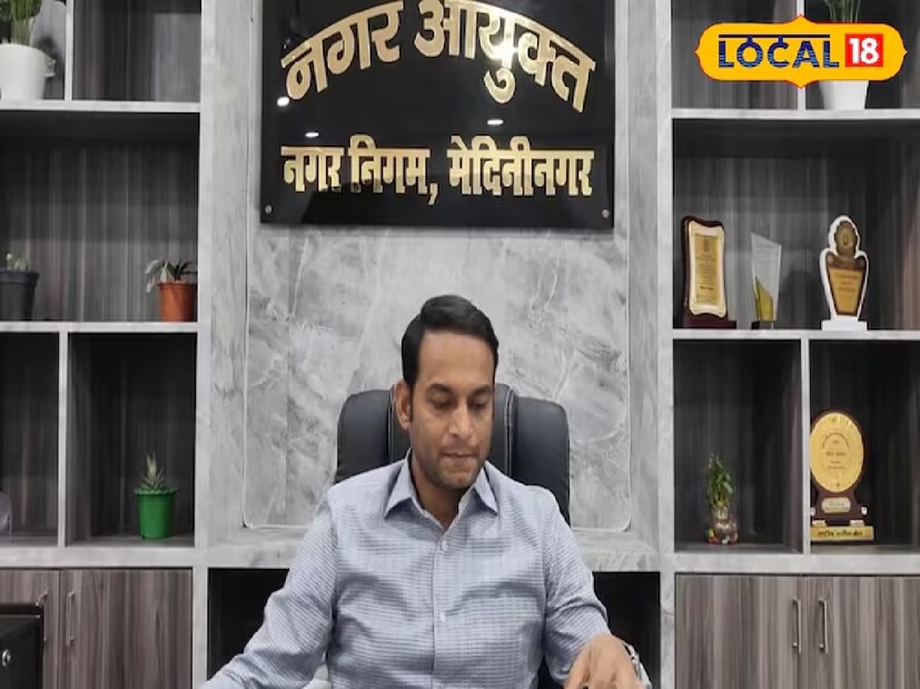 মহম্মদ জাভেদ হোসেন বলেন যে তিনি ২০১৪ সালে প্রথমবারের মতো ইউপিএসসি সিভিল সার্ভিস পরীক্ষায় অংশ নিয়েছিলেন। সেই পরীক্ষায় তিনি ইন্টারভিউতে পৌঁছেছিলেন, কিন্তু কিছু নম্বর মিস হয়ে গিয়েছিল। তবে, তিনি এই আত্মবিশ্বাস অর্জন করেছিলেন যে তিনি আবার ভাল নম্বর নিয়ে পরীক্ষায় উত্তীর্ণ হতে পারবেন। কিন্তু ভাগ্যে অন্য কিছু লেখা ছিল। কাজের পাশাপাশি প্রস্তুতি তিনি ঠিকমতো নিতে পারেননি। দ্বিতীয় প্রচেষ্টায় তিনি প্রিলিমিনারি পাশ করতে পারেনি। তৃতীয় প্রচেষ্টায়, তিনি আবার সাক্ষাৎকার পর্যন্ত পৌঁছেছিলেন। চতুর্থ প্রচেষ্টাও ব্যর্থ হয়। তারপর পঞ্চম প্রচেষ্টায়, ২০১৯ সালে ২৮০ র‍্যাঙ্ক অর্জন করে তিনি আইএএস হন।
