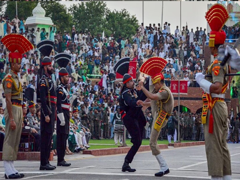 সাধারণ ভাবে সামরিক ইতিহাসের নিরিখে সূর্যাস্তের সময় যখন কোনও দেশের সেনাবাহিনী যুদ্ধ শেষে রণক্ষেত্র থেকে শিবিরে ফেরে, সেই সময়ের অনুষ্ঠান এটি। রিট্রিট শুনে ফিরে আসাই দস্তুর এই অনুষ্ঠানের।