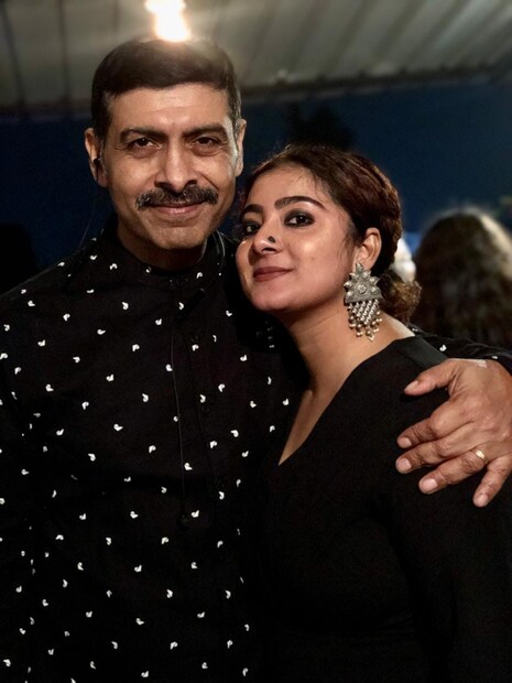 এতে নিন্দার ঝড় উঠেছে সোশ্যাল মিডিয়ায়৷ অনেকেই প্রশ্ন তুলছেন ডিভোর্স কী মজার বিষয়? এটা নিয়ে কী এভাবে একজন পরিচিত দম্পতি মজা করতে পারেন? তাহলে কেন এমন করলেন পৃথা? সোশ্যাল মিডিয়ায় কী লিখেছিলেন তিনি? 