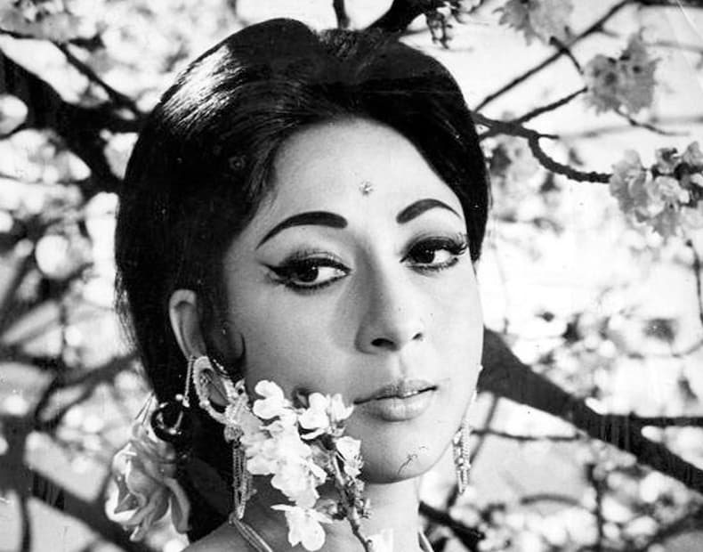 কথিত আছে যে একজন শীর্ষ অভিনেত্রী হওয়া সত্ত্বেও তিনি ছিলেন অত্যন্ত কৃপণ । লাখ লাখ কোটি টাকা আয় করা নায়িকা নিজেই সমস্ত ঘরের কাজ করতেন। অর্থ অপচয় এড়াতে কাজের লোকও রাখতেন না৷ছয়ের দশকের সুপারহিট অভিনেত্রীর উত্থানটা ছিল উল্কাগতির মতো৷ কিন্তু একটা ভুলেই শেষ হয়ে যায় তাঁর কেরিয়ার৷ সুপারহিট ছবির নায়িকার কেলেঙ্কারি ফাঁস হতেই শিউরে ওঠে সমস্ত ভক্তরা৷