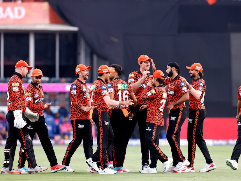 এই যেমন কোটি টাকায় একটি ক্রিকেটারকে দলে নিয়ে এখন ভুগছে তারা। এবার সেই ক্রিকেটার অভিনব মনোহরের জন্য পরের ম্যাচে প্লেয়িং ইলেভেনে জায়গা পাওয়া কঠিন হবে।