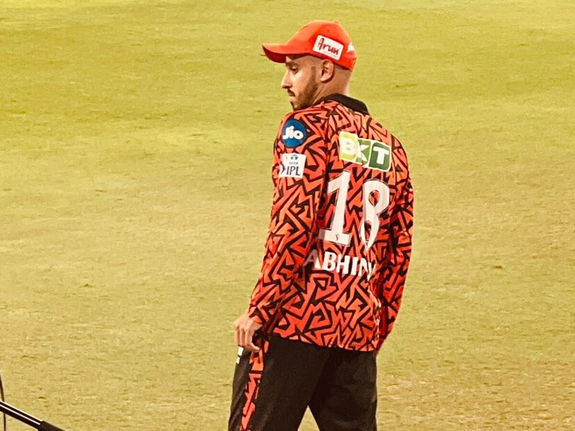 এবার আইপিএলের প্রথম তিন ম্যাচে তাঁর মোট রান মাত্র ৬। রাজস্থান রয়্যালসের বিরুদ্ধে শূন্য রান করা মনোহর লখনউয়ের বিরুদ্ধেও করেছিলেন ২ রান। দিল্লি ক্যাপিটালসের বিপক্ষে মাত্র ৪ রান করেন তিনি। 
