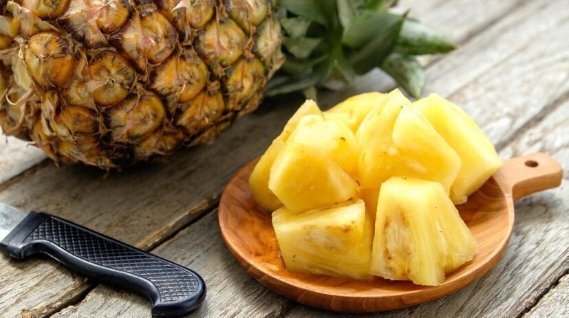 *আনারস খাওয়ার কারণে রোগ প্রতিরোধ ক্ষমতা বাড়ানোর পাশাপাশি ওজন কমার সম্ভাবনাও থাকে। এতে উপস্থিত অ্যান্টিঅক্সিড্যান্টগুলি ক্যানসার সৃষ্টিকারী ফ্রি র্যাডিকেলগুলি প্রতিরোধে সহায়তা করে। একই সঙ্গে এটি খারাপ কোলেস্টেরল কমাতে এবং হজম ক্ষমতার উন্নতিতে সাহায্য করে।