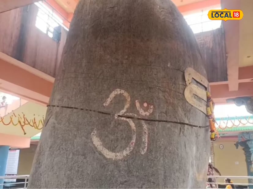 *জ্যোতিষী পণ্ডিত ঋষিকান্ত মিশ্র শাস্ত্রীর মতে, বাড়িতে শিবলিঙ্গ বসানোর সময় নিজ নিজ নিয়ম সম্পর্কে সচেতন হওয়া খুবই জরুরি। শিবলিঙ্গ স্থাপন করার আগে একটি পরিষ্কার, শান্তিপূর্ণ জায়গা নির্বাচন করুন। 