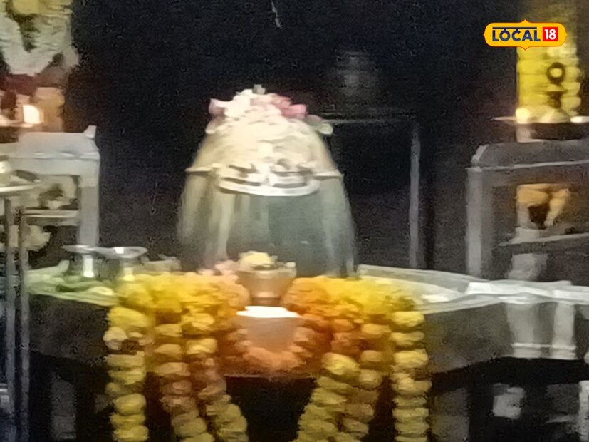 *শিবলিঙ্গটি উত্তর বা পূর্ব দিকে হওয়া উচিত। শিবলিঙ্গের আকার বৃদ্ধাঙ্গুলির (৪-৬ ইঞ্চি) চেয়ে বড় হওয়া উচিত নয়। এছাড়াও, শিবলিঙ্গটি এমন একটি প্ল্যাটফর্ম বা বেদীতে স্থাপন করুন যার উত্তর দিকে মুখ রয়েছে। বিশেষ করে প্রতিদিন সকাল ও সন্ধ্যায় নিয়মিত পুজো করা খুবই জরুরি।