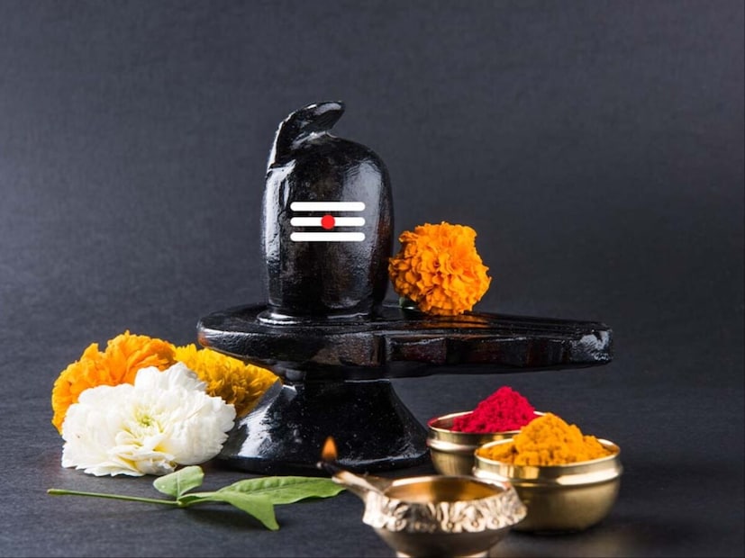 *আপনি যখন কোনও শিব মন্দিরে যান, আপনি অবশ্যই শিবলিঙ্গের উপরে জল ভর্তি একটি পাত্র ঝুলতে দেখেছেন, যেখান থেকে সর্বদা জল প্রবাহিত হয়। তাই বাড়িতে শিবলিঙ্গ বসানোর সময় জলের ব্যবস্থা ঠিকঠাক করে নিন। দিনরাত শিবলিঙ্গে জল পড়তে হবে।