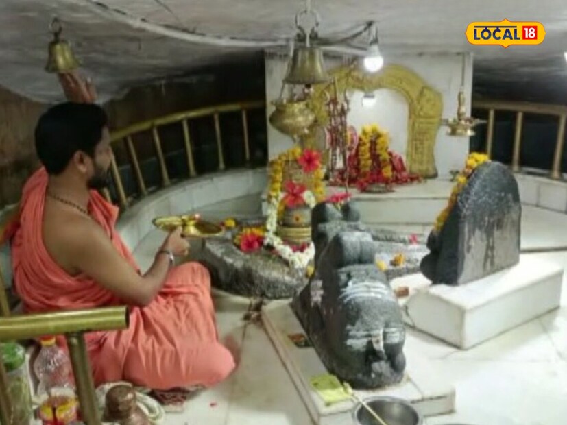 *শিবলিঙ্গে কেবল সাদা ফুল রাখা উচিত। সাদা ফুল ভগবান শিব খুব পছন্দ করেন। ভুলবশত কেতকী, চম্পা বা চাঁপা ফুল ভগবান শিবকে অর্পণ করা উচিত নয়। এই ফুলগুলি অর্পণ করলে ভগবান শিবের অভিশাপ বর্ষণ হয় বলে মনে করা হয়। 