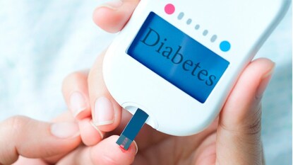 টমেটোর জুস কিভাবে উপকার করে? এই জুসে রয়েছে অ্যান্টিঅক্সিডেন্ট ও অ্যান্টিব্যাকটেরিয়াল উপাদান, যা শরীর থেকে টক্সিন বের করে দেয়। বিশেষ করে সকালে খালি পেটে এটি খেলে পেট পরিষ্কার থাকে এবং হজম ক্ষমতা বাড়ে। টমেটোর জুস কিভাবে উপকার করে? এই জুসে রয়েছে অ্যান্টিঅক্সিডেন্ট ও অ্যান্টিব্যাকটেরিয়াল উপাদান, যা শরীর থেকে টক্সিন বের করে দেয়। বিশেষ করে সকালে খালি পেটে এটি খেলে পেট পরিষ্কার থাকে এবং হজম ক্ষমতা বাড়ে।