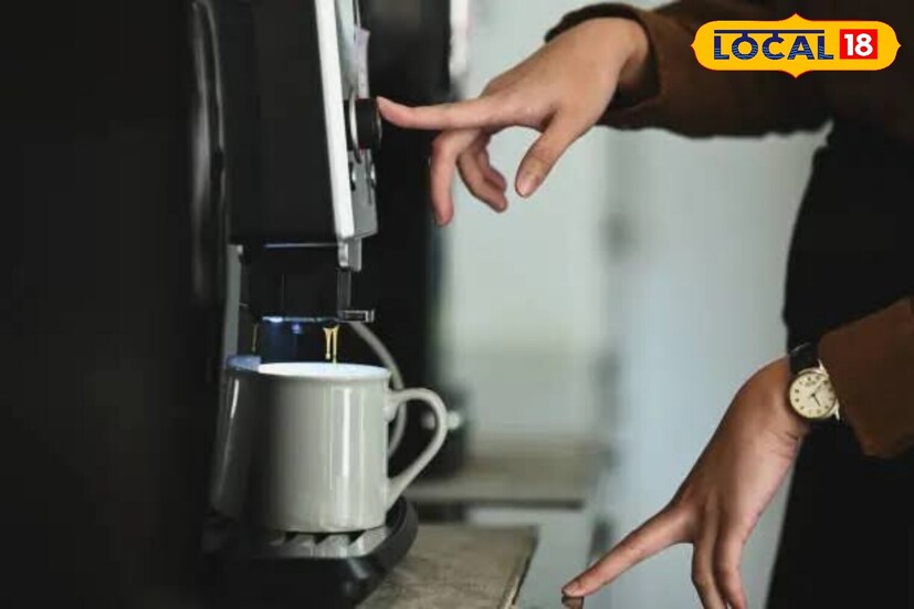 *অফিসে কফি ও চা মেশিনের চল নতুন নয়। তবে শেষ কয়েকবছরে ব্যবহার বেড়েছে বেশ কয়েকগুণ। সম্প্রতি এক গবেষণায় দেখা গিয়েছে, এই কফি অত্যধিক খাওয়ার ফলে বাড়ছে হার্ট অ্যাটাকের ঝুঁকি। অফিস বা স্টেশনের কফি মেশিন থেকে নির্গত হওয়া কফিতে ক্ষতিকারক কিছু যৌগ মিশে থাকে, যা বাইরের দোকানে বিক্রি হওয়া কফির চেয়ে খারাপ কোলেস্টেরলের (এলডিএল) মাত্রা বাড়িয়ে তুলতে পারে এবং প্রতিদিন এই কফি পান করলে হৃদরোগের সমস্যা তৈরি করতে পারে। *অফিসে কফি ও চা মেশিনের চল নতুন নয়। তবে শেষ কয়েকবছরে ব্যবহার বেড়েছে বেশ কয়েকগুণ। সম্প্রতি এক গবেষণায় দেখা গিয়েছে, এই কফি অত্যধিক খাওয়ার ফলে বাড়ছে হার্ট অ্যাটাকের ঝুঁকি। অফিস বা স্টেশনের কফি মেশিন থেকে নির্গত হওয়া কফিতে ক্ষতিকারক কিছু যৌগ মিশে থাকে, যা বাইরের দোকানে বিক্রি হওয়া কফির চেয়ে খারাপ কোলেস্টেরলের (এলডিএল) মাত্রা বাড়িয়ে তুলতে পারে এবং প্রতিদিন এই কফি পান করলে হৃদরোগের সমস্যা তৈরি করতে পারে।