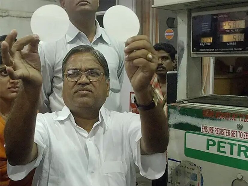 প্রথমে, একটি পরিষ্কার সাদা ফিল্টার পেপার নিন। আপনি যে পাম্পটির পেট্রোল পরীক্ষা করতে চান সেখান থেকে এক ফোঁটা পেট্রোল ফিল্টার পেপারে ঢেলে দিন। পেট্রল শুকানোর জন্য দুই মিনিট অপেক্ষা করুন।
