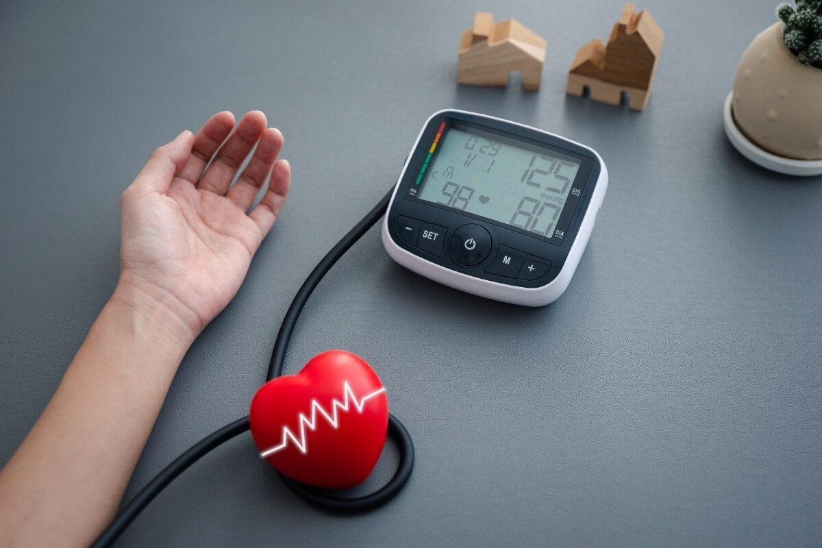 হঠাৎ রক্তচাপ কমে গেলে কী করবেন? জরুরি পরিস্থিতিতে কীভাবে বাঁচবেন, জানাচ্ছেন চিকিৎসক