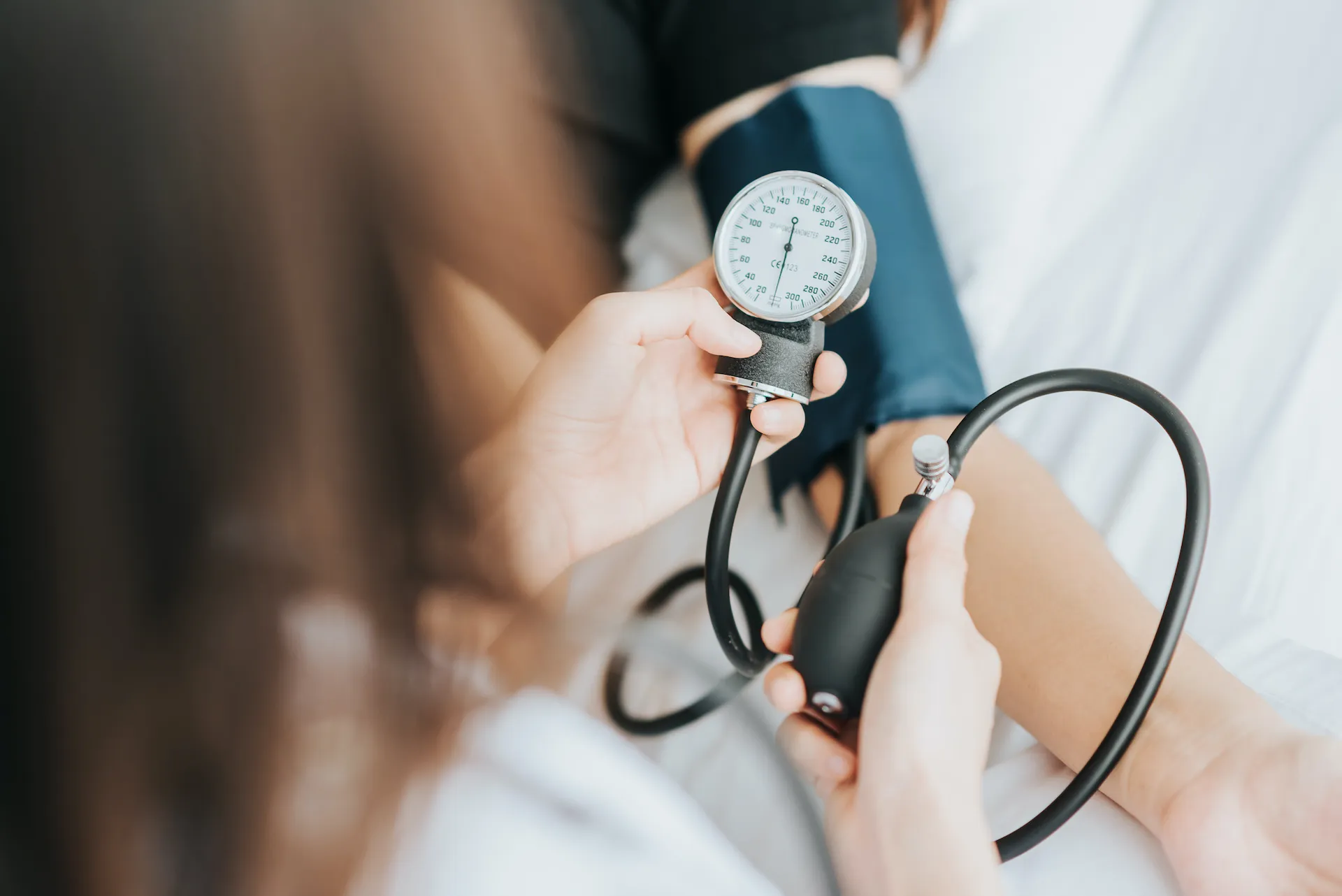 90/60 BP Treatment: হঠাৎ ব্লাড প্রেশার ৯০/৬০ এর নিচে নেমে গেলে কী করবেন? ডাক্তার দিলেন ৩টি সহজ উপায়, জেনে রাখুন, কাজে আসবে…