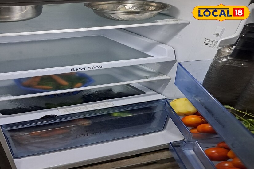 আজ এই প্রতিবেদনে শেয়ার করা যাক ঘরোয়া এই সমস্যার সমাধানের দুর্দান্ত চমৎকার এক টোটকা। এই কৌশলটি শিখে নিলে আমরা কোনও টেকনিশিয়ানের সাহায্য ছাড়াই ফ্রিজ থেকে জল বেরোনোর সমস্যা তুড়িতে সমাধান করতে পারি।