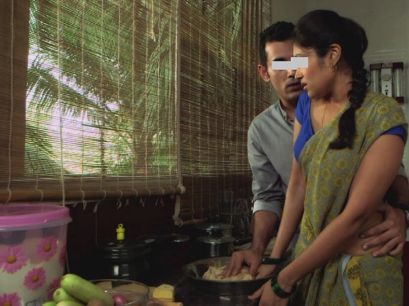 ওম পুরী নাকি সীমাকে হলিউডের একটি ছবিতে কাজ করার সময় নন্দিতা নামে একজন সাংবাদিকের সঙ্গে প্রেমে পড়ার কথা বলেছিলেন এবং বিয়ের ঠিক একদিন আগে তিনি তাঁর কাছে বাড়ির এক পরিচারিকার সঙ্গেও প্রেমের কথা স্বীকার করেছিলেন৷ Photo- Representative 