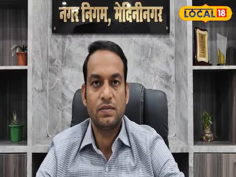 ইউনিয়ন পাবলিক সার্ভিস কমিশনের পরীক্ষার প্রস্তুতি নিচ্ছেন এমন ব্যক্তিদের মহম্মদ জাভেদ হোসেন পরামর্শ দেন যে, যদি কেউ ইতিমধ্যেই কোথাও কাজে যোগ দিয়ে থাকেন, তাহলে দুটোই একসঙ্গে চালিয়ে যাওয়া যাবে না। যদি ইউনিয়ন পাবলিক সার্ভিস কমিশনের পরীক্ষার প্রস্তুতির সঙ্গে চাকরির ভারসাম্য বজায় রাখতে না পারা যায়, তাহলে একটি ছেড়ে দিতে হবে। পরীক্ষার জন্য সঠিক কৌশল থাকা গুরুত্বপূর্ণ, তাও উল্লেখ করতে ভোলেননি তিনি।