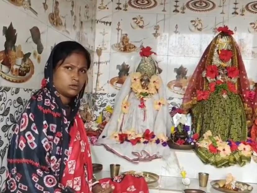 মহিলার দাবি, সমুদ্র থেকে পাওয়া জগন্নাথ দেবের কাঠের মূর্তিটি গত এক বছর ধরে নিজের বাড়ির মন্দিরে পুজো করে আসছিলেন। 