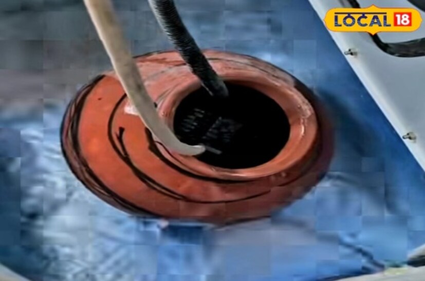 মাটির পাত্রটি প্রাকৃতিকভাবে জল বের করে দেয় যা বাষ্পীভবন প্রক্রিয়াকে ত্বরান্বিত করে এবং কুলারে বাতাসকে আরও ঠান্ডা করে তোলে। এটি কুলার থেকে বেরিয়ে আসা বাতাসকে ঠান্ডা করে। 