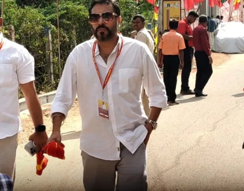 কোয়েম্বাটুর জেলার সারাভানামপট্টির একটি বেসরকারি কলেজে বিজয়ের তামিলনাড়ু ভিক্টরি পার্টির একটি বুথ কমিটির সেমিনার হয়। থাওয়েকার অনেক মানুষ এতে এসেছিলেন। একজন বিখ্যাত অভিনেতাও এতে অংশ নিয়েছিলেন।