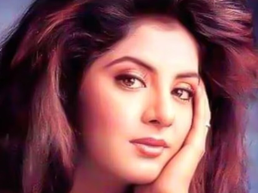 সেই অভিনেত্রী হলেন দিব্যা ভারতী। ১৪ বছর বয়সে সিনেমার যাত্রা শুরু করেন। তিনি ১৪ বছর বয়সে মডেলিং জগতে প্রবেশ করেন। মডেলিংয়ে থাকাকালীনই বিখ্যাত হন ওঠেন এবং পরে সিনেমায় প্রবেশ করেন।