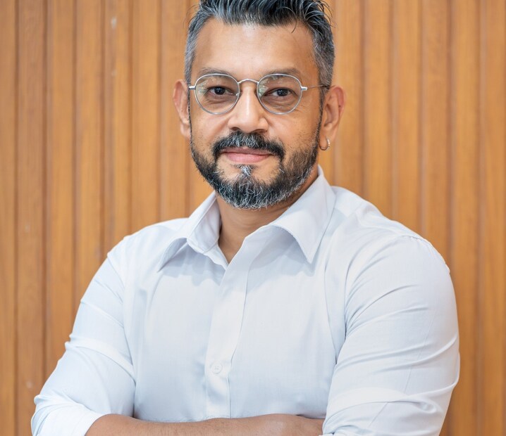 এই ছবিটি নিয়ে সত্রাজিৎ বলছেন, 'এই সিনেমাটার মুক্তির দিন ঘোষণা করে ভীষণ ভাল লাগছে। সিনেমাটার মধ্যে কমেডি আছে, ড্রামা আছে, সাসপেন্স আছে.. আরও অনেক কিছু রয়েছে যা সিনেমাহলে গেলেই দেখা যাবে। কলকাতাকে তুলে ধরা হবে এই ছবির মধ্যে দিয়ে। একটা মেয়ে কলকাতায় ফিরে এসে তাকে কী কী পরিস্থিতির মধ্যে দিয়ে যেতে হচ্ছে, মজার মোড়কে সেই গল্পই তুলে ধরা হয়েছে।'