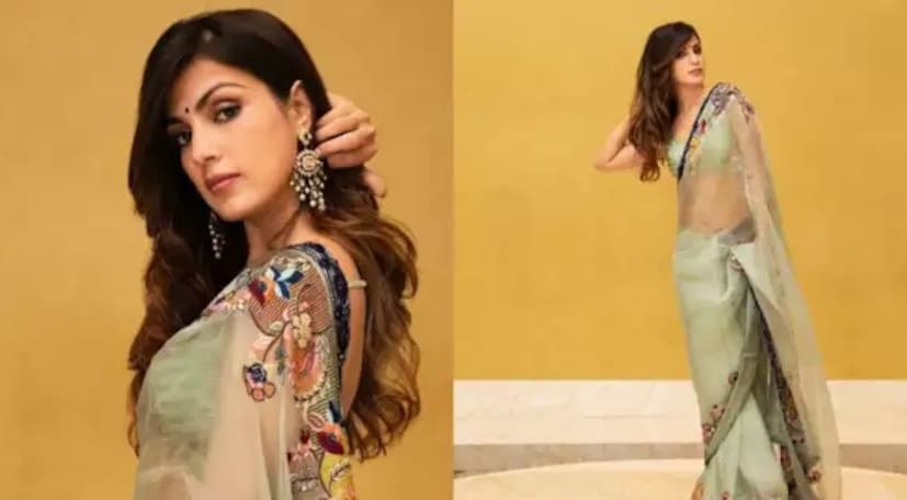 তারকাখচিত এই অনুষ্ঠানে রিয়া চক্রবর্তী জমকালো গাউন ছেড়ে শাড়ি পরেছেন। তিনি মনীশ মালহোত্রার থেকে কেনা একটি সুন্দর পুদিনা সবুজ অর্গানজা শাড়ি পরেছিলেন, যাতে তাঁকে অসাধারণ লাগছিল। এই শাড়িতে গোলাপী, সবুজ এবং বেইজ রঙের বহু রঙের সূচিকর্মও ছিল। অভিনেত্রী এটিকে একটি ম্যাচিং স্ট্র্যাপি, ব্যাকলেস ব্লাউজের সাথে জুড়ি দিয়েছিলেন যাতে পুঁতির কাজ এবং সিকুইনযুক্ত অ্যাকসেন্টও ছিল, যা আমাদের সম্পূর্ণ বিস্মিত করে তুলেছিল।