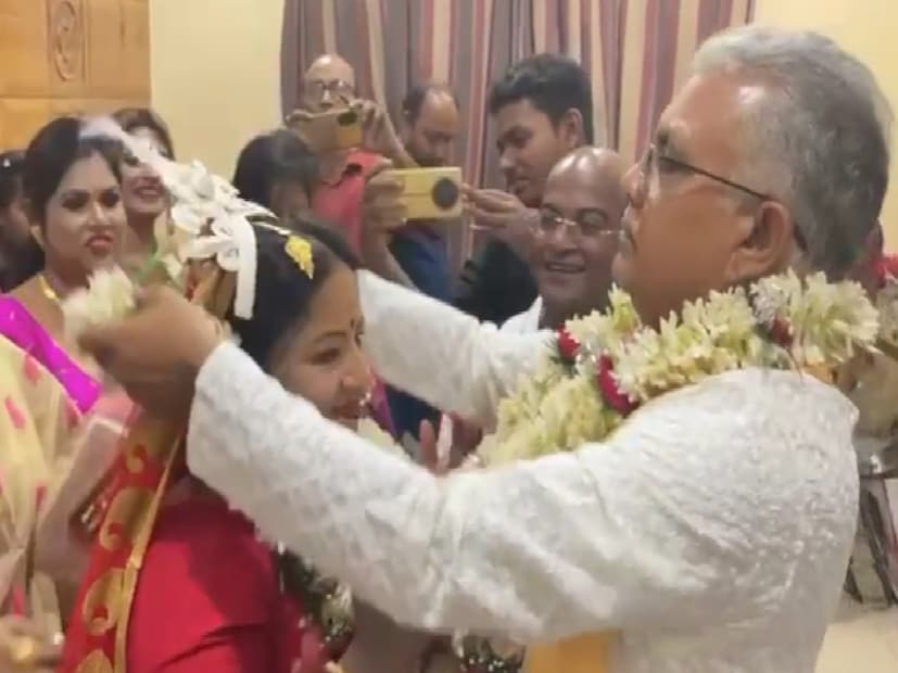 মালাবদল থেকে বিভিন্ন লোকচার মেনেই হয় বিয়ের পর্ব৷