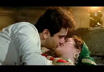 চুমু খেতে পারবেন না বলতে কাজ হাতছাড়া,তাঁর জায়গায় অভিনয় করে স্টার মন্দাকিনী!নায়িকা কে?