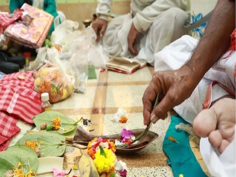 আর এই ঘটনা গোটা গ্রামে দৃষ্টান্ত ফেলে দিয়েছে, হতবাক সকলে। তবে গোটা জেলার মানুষের কাছে এমন এক সাহসী সিদ্ধান্ত পরিবারের। Input- Ranjan Chanda