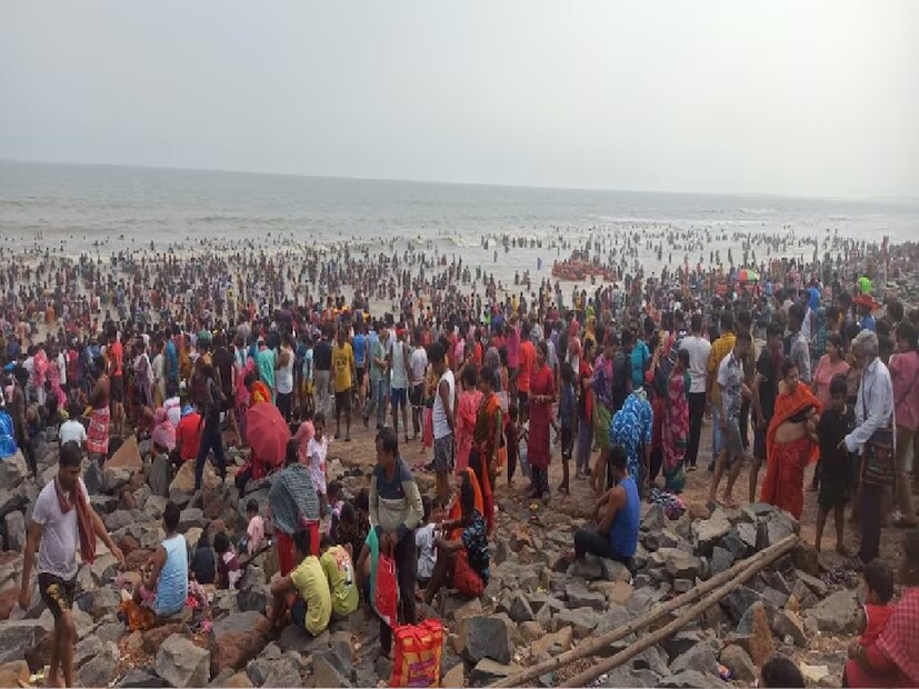 কিন্তু সংস্কার মেনে গতকালই মূর্তিটিকে তিনি পুনরায় সমুদ্রে ভাসিয়ে দিয়েছিলেন। 