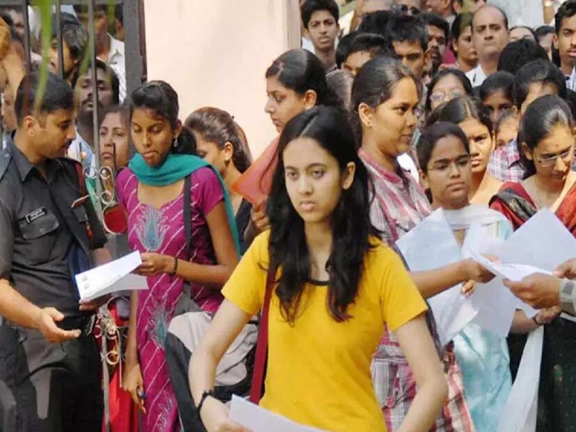 ক্রিশ্চিয়ান মেডিক্যাল কলেজ, ভেল্লোর (CMC Vellore): বেসরকারি মেডিক্যাল কলেজ ও হাসপাতাল। তবে গবেষণার ক্ষেত্রেও বিশেষ খ্যাতি অর্জন করেছে। এটি তামিলনাড়ুর ভেল্লোরে অবস্থিত। এখানে MBBS-এর এক বছরের ফি ৫২,৮৩০ টাকা। ভর্তির জন্য দ্বাদশ শ্রেণিতে ৫০ শতাংশ নম্বর এবং NEET পরীক্ষায় ভালো র&#x200d;্যাঙ্ক দরকার।