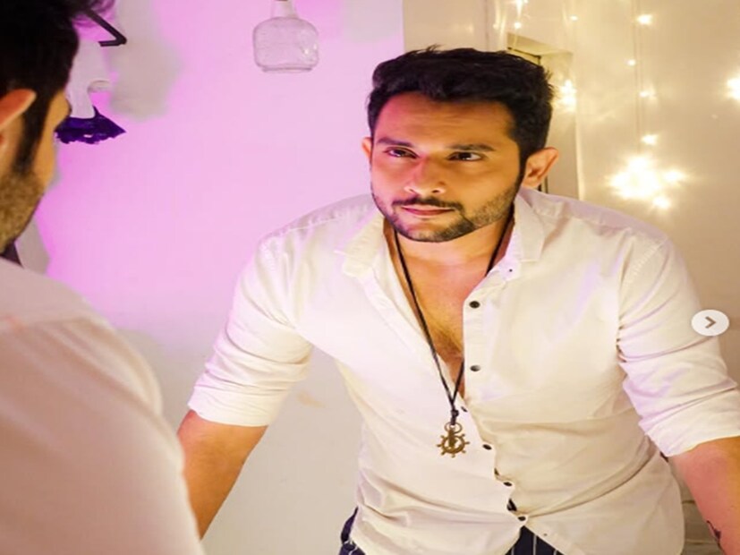 শিশু অভিনেতা হিসাবে জনপ্রিয় হলেও পড়াশোনার কারণে বলিপাড়া থেকে সরে যান অভিষেক। বহু বছর অভিনয়জগৎ থেকে বিরতি নেওয়ার পর আবার সেই ক্ষেত্রেই ফিরে যান তিনি। তবে এ বার তাঁকে দেখা যায় ছোট পর্দায়।