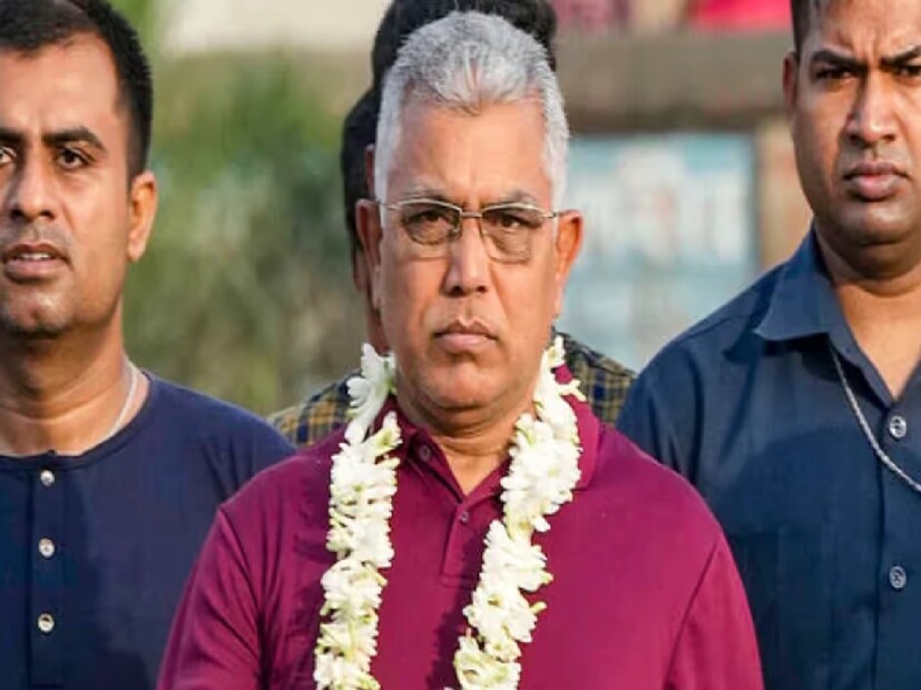 শোনা যাচ্ছে, গত লোকসভা ভোটে হেরে যাওয়ার পর দিলীপ যখন খানিক বিষণ্ণ, তখন রিঙ্কুই প্রথম একসঙ্গে সংসার বাঁধার প্রস্তাব দেন। প্রথমে বিয়েতে রাজি না হলেও, পরে ভেবেচিন্তে ও মা পুষ্পলতা ঘোষের কথায় বিয়ে করতে চলেছেন 'নাড়ু' তথা দিলীপ ঘোষ। 