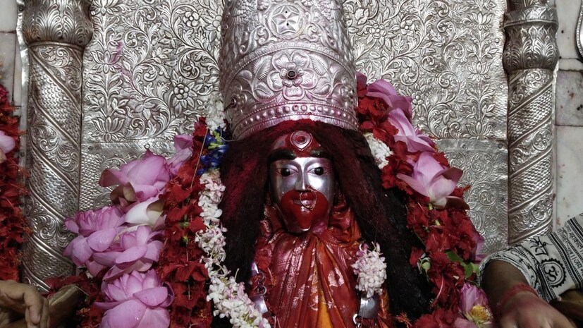 বীরভূম: বীরভূমের তারাপীঠের মা তারার মন্দির লক্ষ লক্ষ ভক্তের কাছে এক আবেগের জায়গা। প্রত্যেকদিন দেশ ছাড়িয়ে বিদেশের বহু পর্যটকেরা ছুটে আসেন বীরভূমের এই মন্দির দর্শনের জন্য।ভক্তদের বিশ্বাস মা তারার কাছে কোনও মনস্কামনা করলে সেই মনস্কামনা পূর্ণ হয়।আর এইদিন শুভ অক্ষয় তৃতীয়া।বছরের প্রথম দিন যেমন অনেকেই হালখাতার পুজো করে থাকেন ঠিক তেমনই অক্ষয় তৃতীয়ার দিন অনেকে ব্যবসা শুরু করেন।অনেকে হালখাতার পুজো করেন।