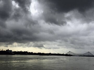 স্বস্তির বৃষ্টি কলকাতায়! ঝোড়ো বাতাস-বজ্রবিদ্যুতের তাণ্ডব, কালবৈশাখীর সতর্কতা জারি ৭ জেলায়