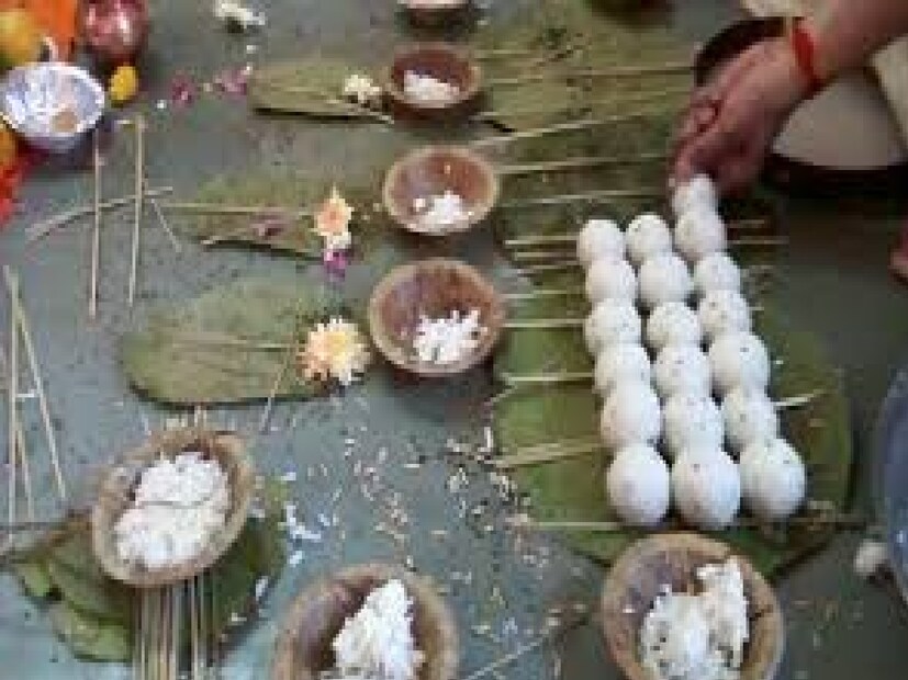 মায়ের খোঁজ দিতে না পারায় শেষমেষ ওই ছোট্ট শিশুর মায়ের বাড়ির লোকজন এবং বাবার বাড়ির লোকজন সিদ্ধান্ত নেয় শ্রাদ্ধ শান্তি করার। পরিবারের সদস্যরাও ওই ছোট্ট বাচ্চাকে জানিয়েছে, তার মা অ্যাক্সিডেন্টে মারা গেছে। সে আর ফিরবে না।