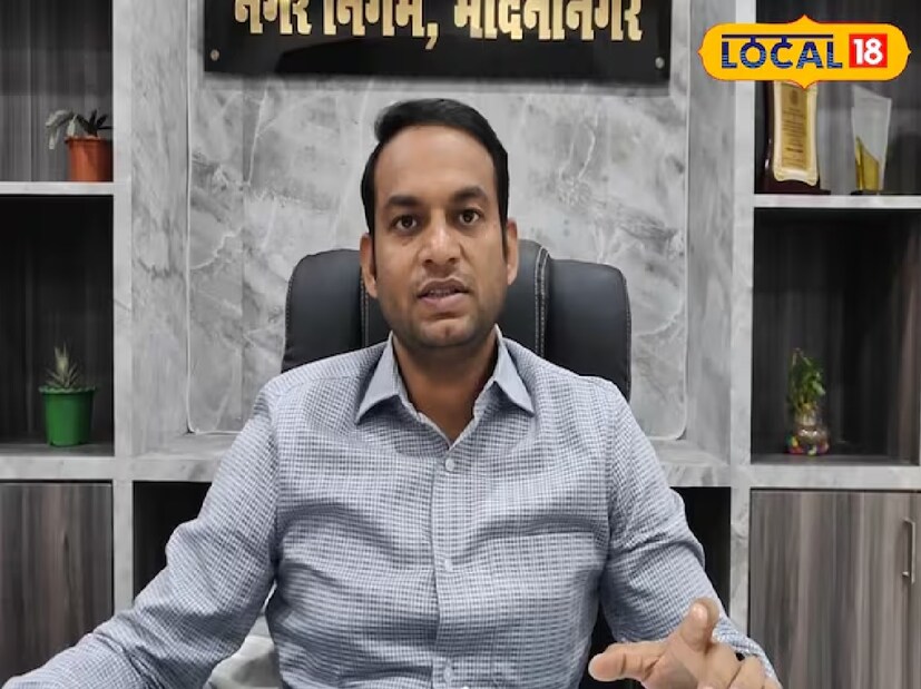 পালামৌতে পৌর কমিশনার হিসেবে নিযুক্ত আইএএস জাভেদ হোসেনের গল্পও একই রকম। আসলে, আইএএস মহম্মদ জাভেদ হোসেন কোডারমার বাসিন্দা। তাঁর বাবা বন বিভাগের একজন অবসরপ্রাপ্ত প্রধান ক্লার্ক। মা একজন গৃহবধূ। এছাড়াও, তাঁর পরিবারে দুই ভাই এবং এক বোন রয়েছেন। তাঁর বড় ভাই আবিদ হোসেন বিএসএনএল-এর একজন ইঞ্জিনিয়ার। মহম্মদ জাভেদ হোসেন ২০১৯ সালে ইউনিয়ন পাবলিক সার্ভিস কমিশনের পরীক্ষায় পঞ্চম প্রচেষ্টায় সাফল্য পান। ইউপিএসসিতে ২৮০তম র‍্যাঙ্ক অর্জন করে তিনি তাঁর পরিবারের প্রথম আইএএস অফিসার হন।