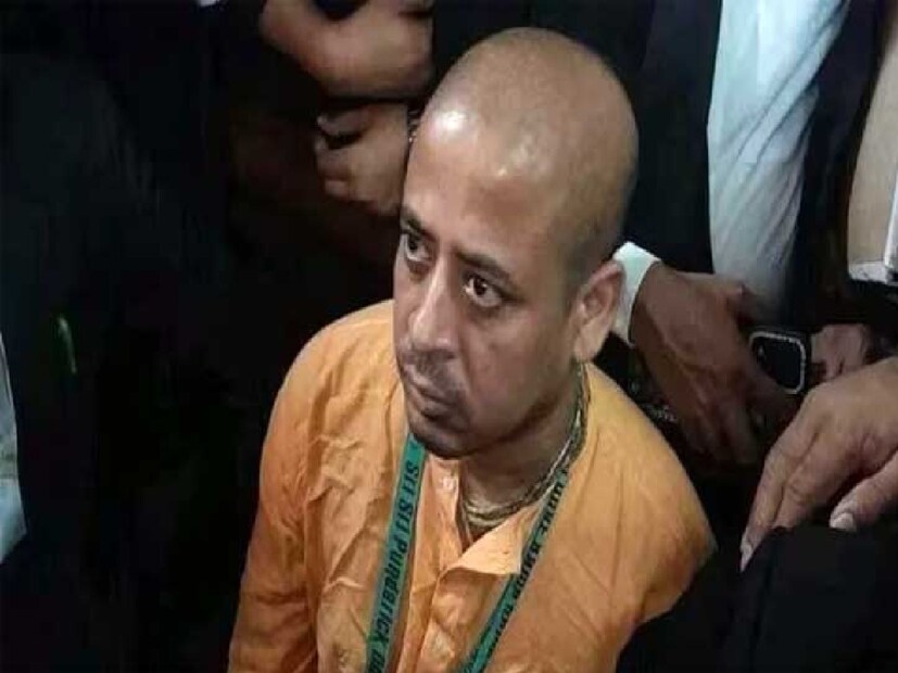 তবে তাঁর কর্মকাণ্ড নিয়ে বিতর্ক দানা বাঁধে। বিশেষত গত অক্টোবরে চট্টগ্রামে একটি মিছিলের সময় বাংলাদেশের জাতীয় পতাকার অবমাননার অভিযোগ ওঠে তাঁর বিরুদ্ধে। এই ঘটনায় তাঁর বিরুদ্ধে মামলা দায়ের করা হয়।