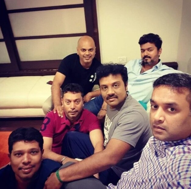 বিজয়ের ঘনিষ্ঠ বন্ধু। আসলে, শ্রীনাথ বিজয়ের সঙ্গে কলেজে পড়াশুনা করেছিল। অভিনেতা সঞ্জীব এবং শ্রীনাথ সকলেই বিজয়ের সঙ্গে একই কলেজে একসঙ্গে পড়াশুনা করেছিলেন। বিজয়ের সাথে তার বন্ধুত্বের শুরু থেকেই, তিনি এখন সিনেমার বাইরেও রাজনীতির, অর্থাৎ থাওয়েকা পার্টির একজন সদস্য।