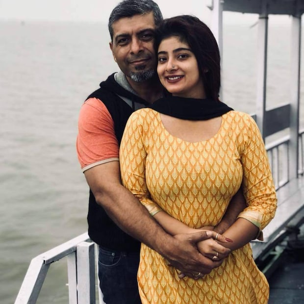 এর উত্তরে সুদীপ একটি ভিডিও পোস্ট করেন এবং বলেন, “কাল শুটিং-এর মধ্যে ছিলাম, এরই মধ্যে আমার স্ত্রীর পৃথা একটি প্র্যাঙ্ক পোস্ট করেন। আমি সেটা জানতাম না। সেই পোস্টটায় ও লেখে যে আমি আর পৃথার বিবাহ বিচ্ছেদ হয়ে গিয়েছে। আমি এই বিষয় কিছুই জানতাম না। আসলে ওর হঠাখ মনে হয়েছে যে চারিদিকে এক বিবাহ বিচ্ছেদ হচ্ছে, যদি এমন খবর আমাদের নিয়ে হয়, তাহলে কী হতে পারে। ও বিষয়টা ভেবে দেখেনি, যে এটা নিয়ে সোশ্যাল মিডিয়ায় একটা বিশাল রটনা তৈরি হবে। মিডিয়া ঝাঁপিয়ে পড়বে। আমি হঠাৎ করেই দেখলাম যে আমার কাছে প্রচুর মিডিয়ার বন্ধুদের ফোন আসতে শুরু করে। কাজের মধ্যে আমি ফোন বন্ধ করে রেখে দিয়েছিলাম। আমি বুঝতে পারিনি। তারপর আমি রাতে গিয়ে বিষয়টা জানতে পারি। ও বিশেষ বুঝে এটা করেনি। আমরা একসঙ্গেই রয়েছি। এটা শুধুই মজা ছিল। সুতরাং এটা নিয়ে খুব একটা চিন্তার কিছু নেই। এর চেয়ে ভাল হয়, আমি কিছু সাক্ষাৎকার শেয়ার করেছি, সকলে যদি সেগুলো নিয়ে কথা বলেন ভাল হয়। এটা প্রমাণ করল, মানুষ খারাপ খবর নিয়ে বেশি উৎসাহিত। একটু পজিটিভ বিষয় আলোচনা হোক, কারণ আমরা অনেক পজিটিভ কাজও করছি।… আমার ছেলেরা বড় হচ্ছে, খারাপ খবরে থাকবেন না। যেটা হয়েছে সেটা শুধুই একটা মজা ছিল। আমরা একসঙ্গেই রয়েছি।”