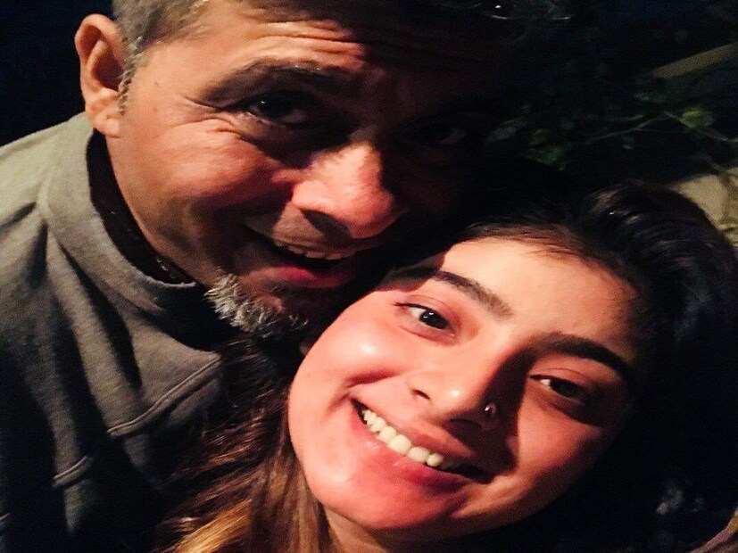 এদিকে অন্য এক বাংলা সংবাদমাধ্যমকে দেওয়া প্রশ্নের উত্তরে অবশ্য এই বিষয় নিয়ে রীতিমতো বিস্ময় প্রকাশ করেছেন সুদীপ৷ তিনি জানিয়েছেন তিনি তাঁর বর্তমান প্রজেক্টের শ্যুটিংয়ে ব্যস্ত রয়েছেন৷ কেন তাঁর স্ত্রী পৃথা এই ধরনের পোস্ট করলেন, তার জবাব তার কাছে নেই৷ All Photo Courtesy-Preetha Chakraborty/ Facebook 